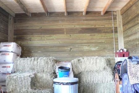 TIMBERCRAFT HORSE STABLE HAY & FEED STORAGE AREA WITH CEILING
